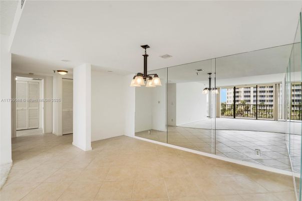 Empty room, Interior, Pendant Lights