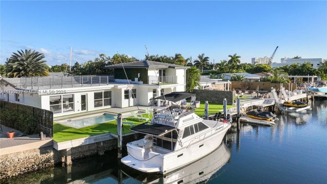 Exterior, Lake