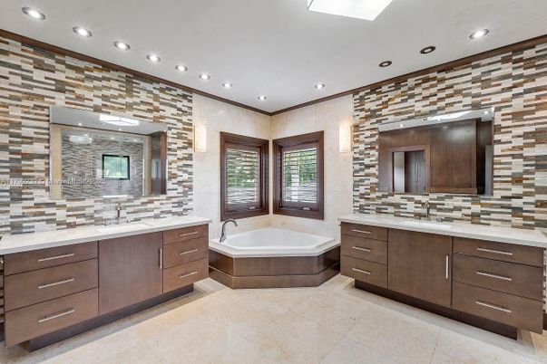 Bathroom, Dual Sink Vanities, Interior, Recessed Lighting