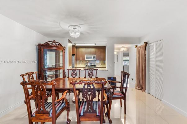 Chandelier, Dining room, Interior, Kitchen, Stainless Steel Appliances