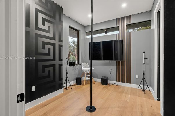 Interior, Recessed Lighting, Wood Texture Flooring