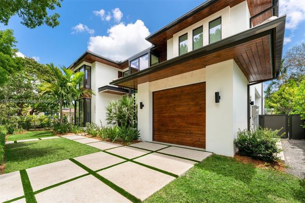 Attached, Backyard, Exterior, Facade, Modern