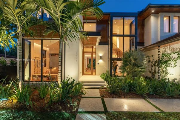 Exterior, Facade, Modern