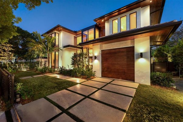 Attached, Backyard, Exterior, Facade, Modern