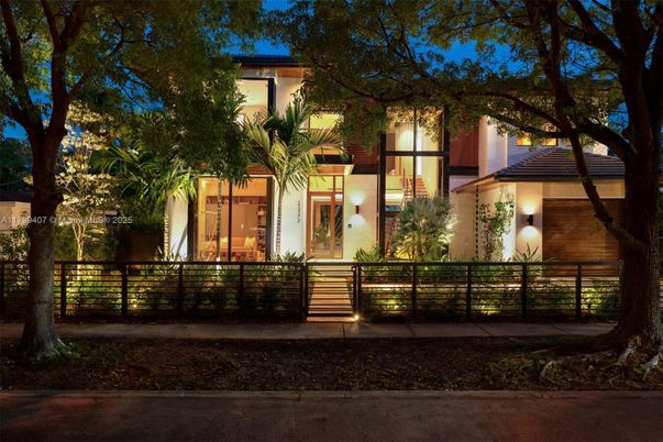 Exterior, Facade, Modern