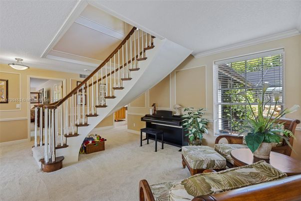 Interior, Piano