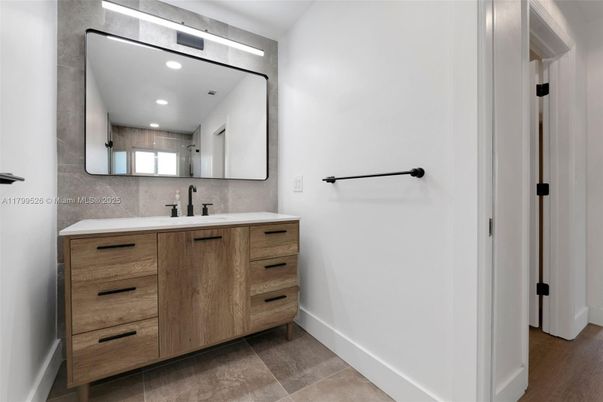 Bathroom, Dual Sink Vanities, Interior, Recessed Lighting