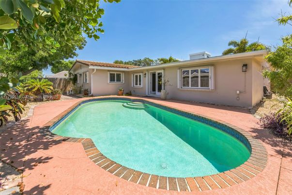 Exterior, Pool