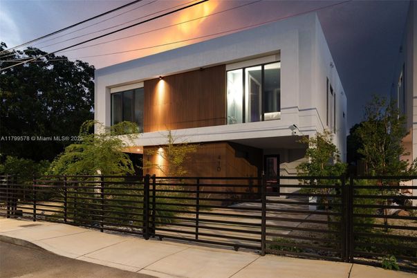 Exterior, Facade, Modern
