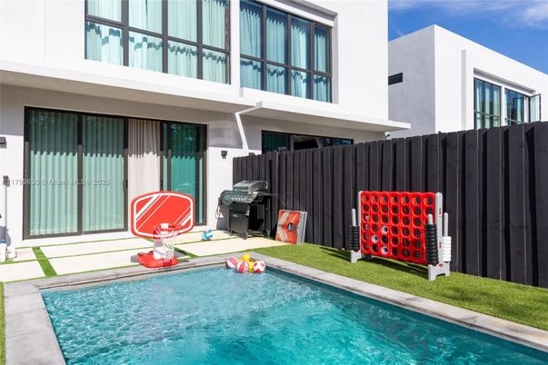 Exterior, Pool