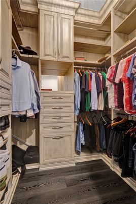Interior, Walk-in Closets, Wood Texture Flooring