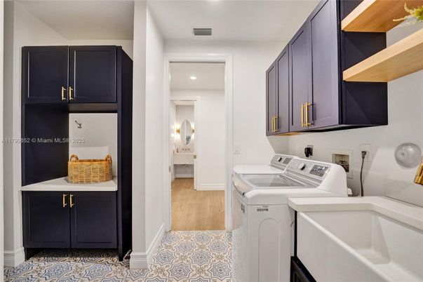 Interior, Recessed Lighting, Washer, Wood Texture Flooring