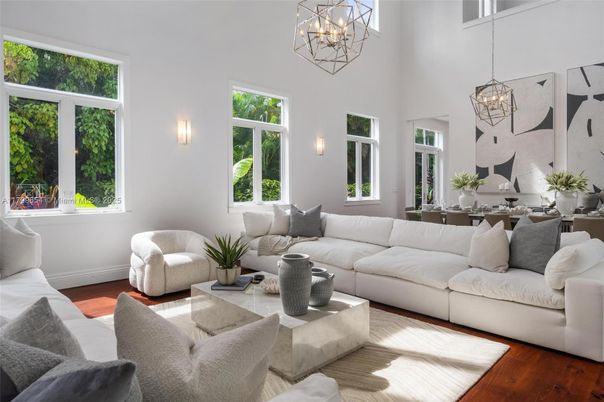 Chandelier, Dining room, Interior, Living room, Pendant Lights, Wood Texture Flooring