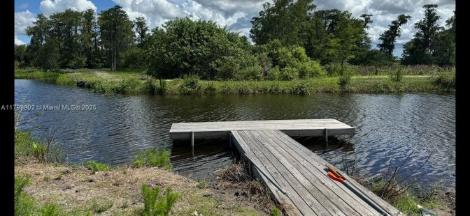 Exterior, Lake