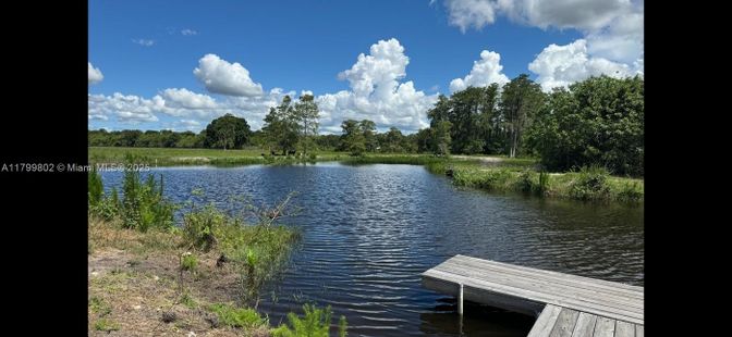 Exterior, Lake