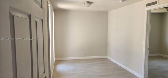 Empty room, Interior