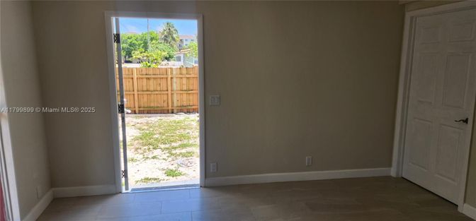 Empty room, Interior