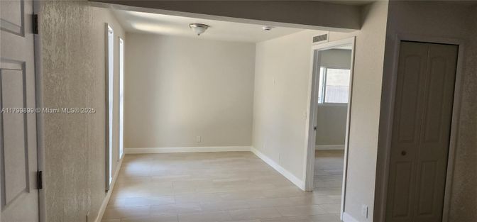 Empty room, Interior