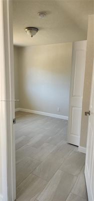 Empty room, Interior