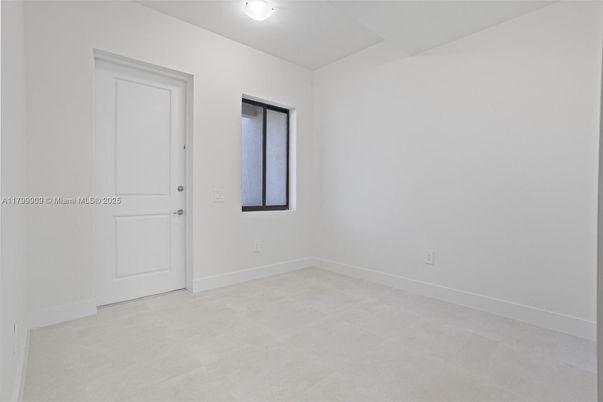 Empty room, Interior