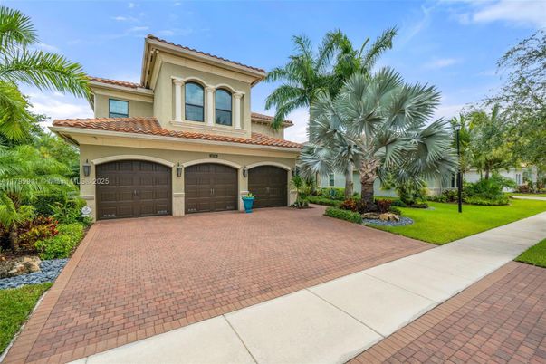 Attached, Exterior, Facade, Mediterranean