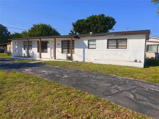 Backyard, Exterior, Facade, Ranch