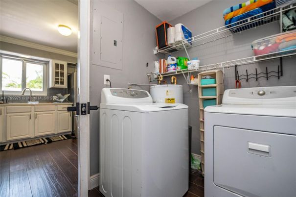Interior, Utility Closets, Washer, Wood Texture Flooring