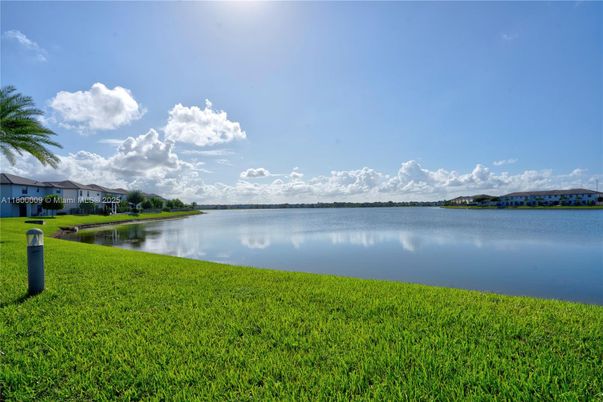Exterior, Lake