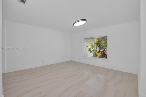 Empty room, Interior