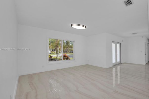 Empty room, Interior