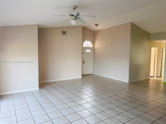 Empty room, Interior