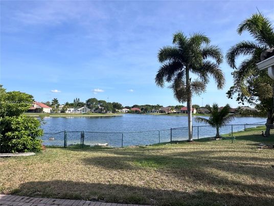 Exterior, Lake
