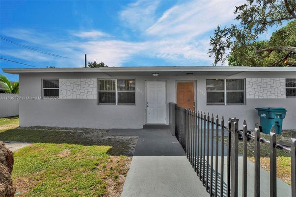 Exterior, Facade, Ranch