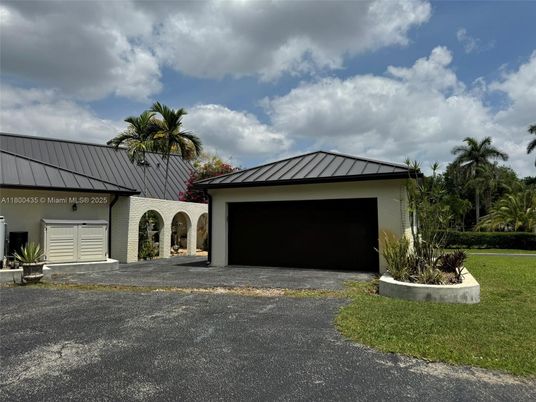 Attached, Exterior, Facade, Ranch