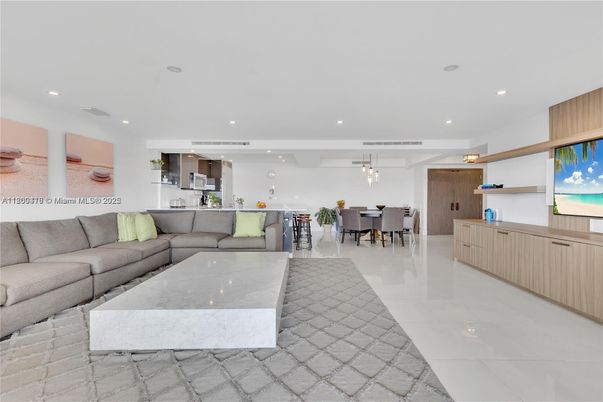 Dining room, Interior, Kitchen, Living room, Pendant Lights, Recessed Lighting, Stainless Steel Appliances