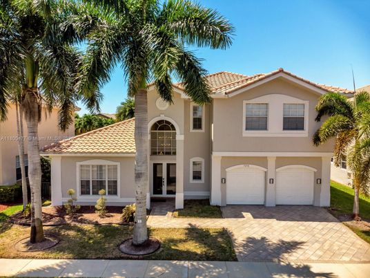 Attached, Exterior, Facade, Mediterranean