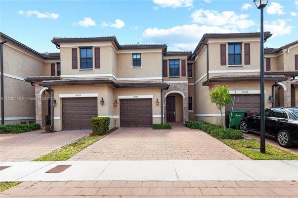 Attached, Exterior, Facade, Mediterranean