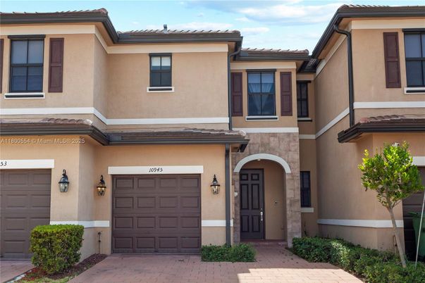 Attached, Exterior, Facade, Mediterranean