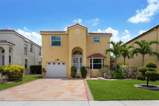 Attached, Exterior, Facade, Mediterranean