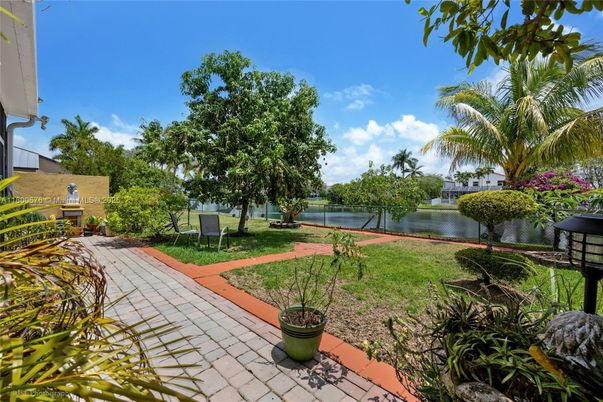 Exterior, Lake