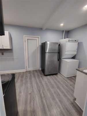 Interior, Recessed Lighting, Washer, Wood Texture Flooring