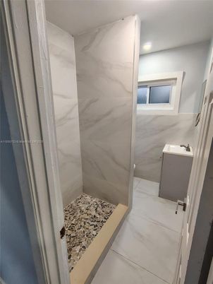 Bathroom, Interior, Marble, Marble Walls, Recessed Lighting