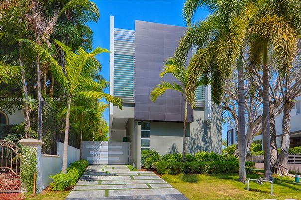 Exterior, Facade, Modern