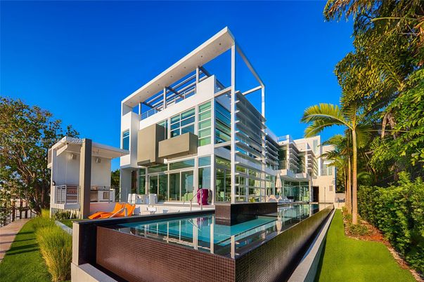 Backyard, Exterior, Facade, Modern