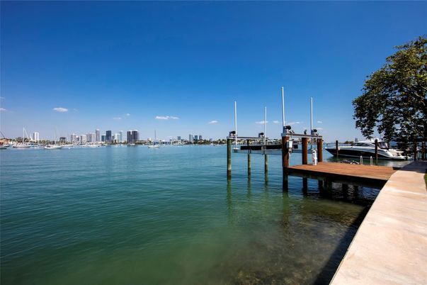Exterior, Lake