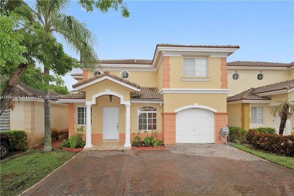 Attached, Exterior, Facade, Mediterranean