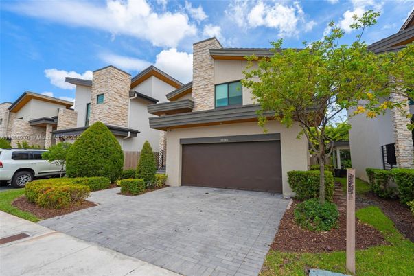 Attached, Exterior, Facade, Modern