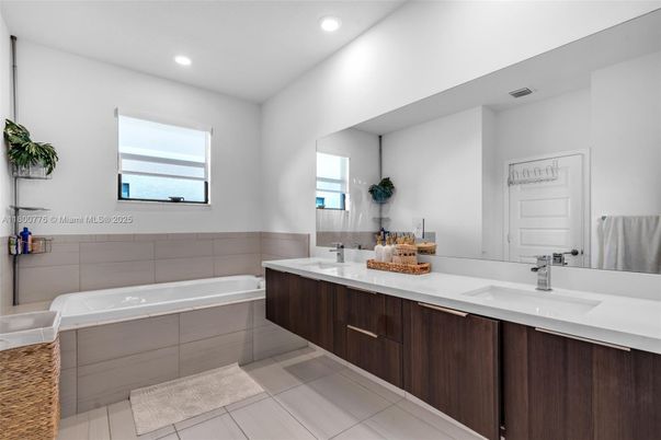 Bathroom, Dual Sink Vanities, Interior, Recessed Lighting