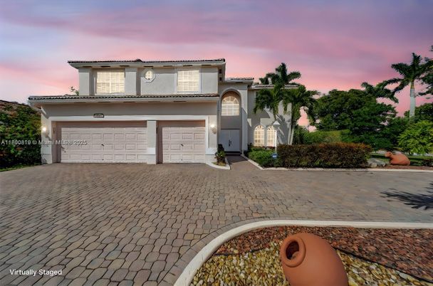 Attached, Exterior, Facade, Mediterranean