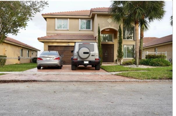 Attached, Exterior, Facade, Mediterranean